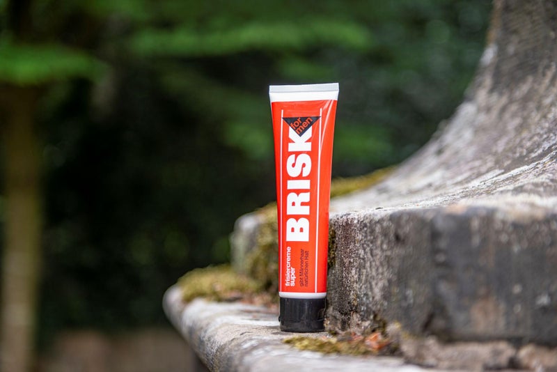 BRISK كريم تصفيف الشعر بريسك سوبر - كريم تصفيف الشعر برائحة ذكورية وعشبية لشعر مغذى - يحافظ على شكل الشعر بسهولة دون لصق - أنبوب 100 مل - Image 1