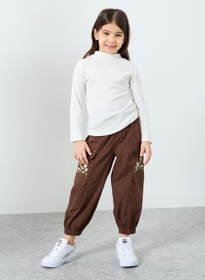 ستايلي بنطلون كارغو مطرز باللون البني للبنات - Image 2