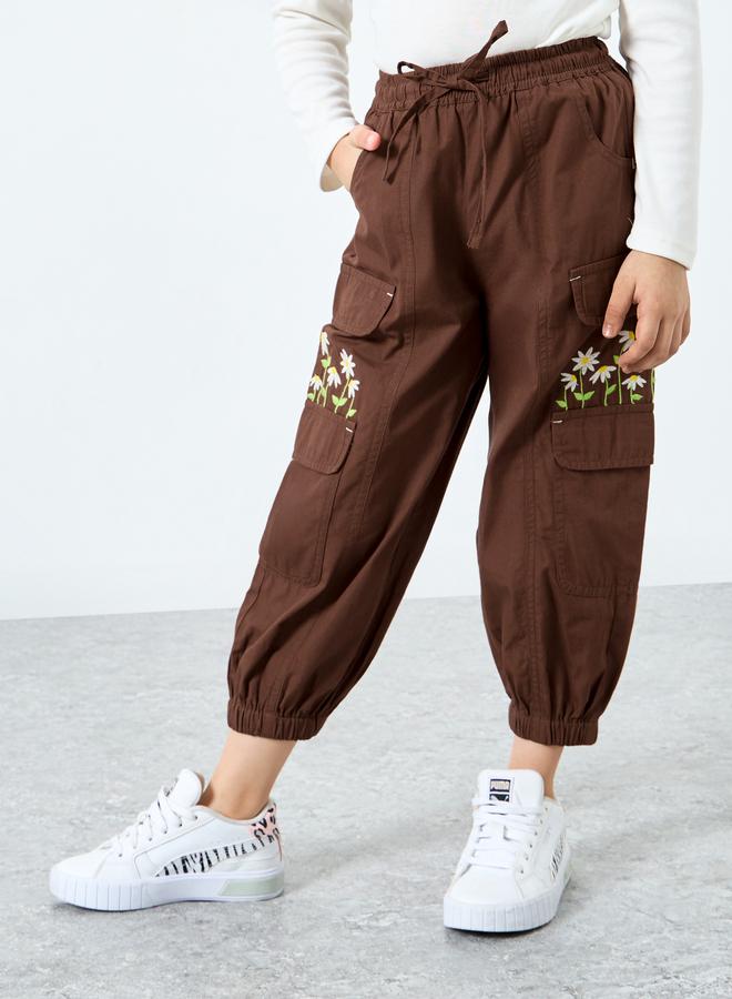 ستايلي بنطلون كارغو مطرز باللون البني للبنات - Image 1