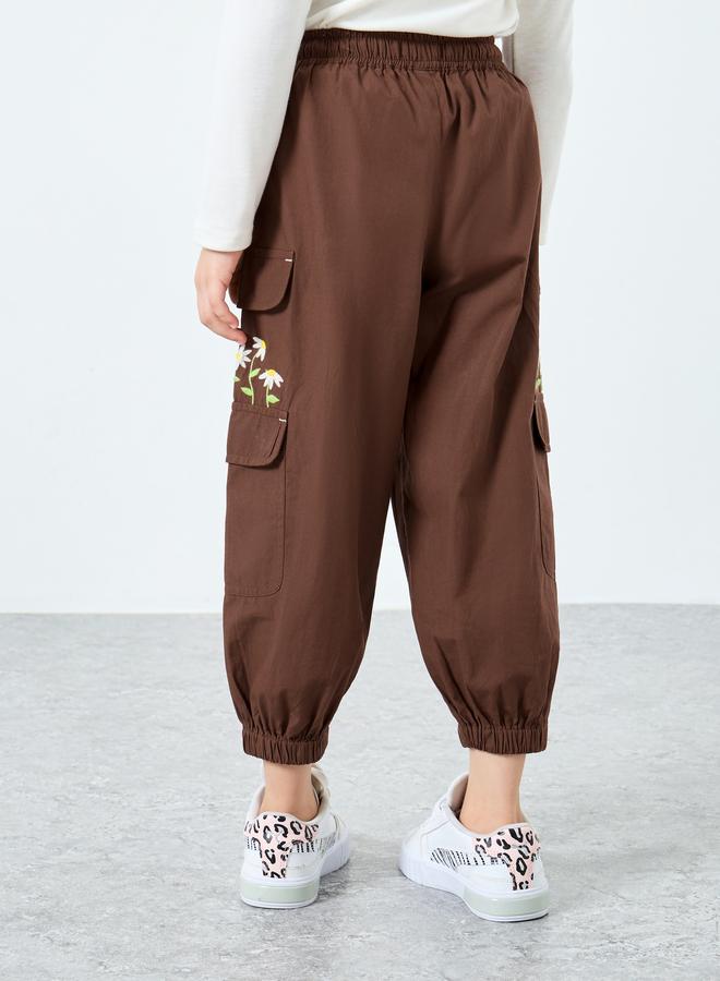 ستايلي بنطلون كارغو مطرز باللون البني للبنات - Image 4