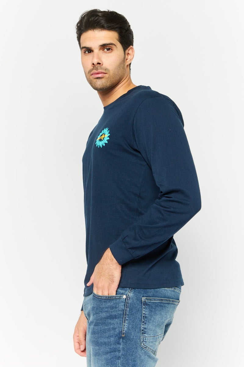 Gotcha تي شيرت رجالي بأكمام طويلة وياقة دائرية بطباعة جرافيك، أزرق داكن - Image 3