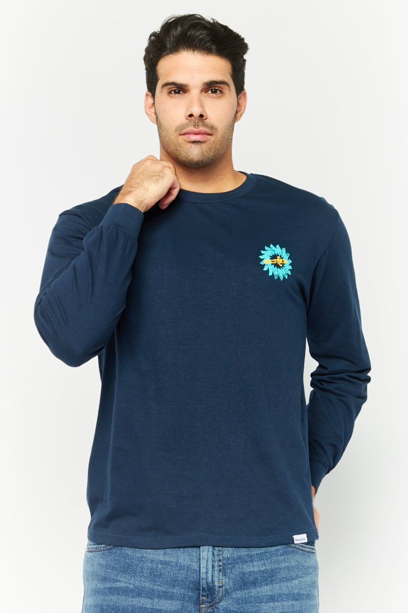 Gotcha تي شيرت رجالي بأكمام طويلة وياقة دائرية بطباعة جرافيك، أزرق داكن - Image 1