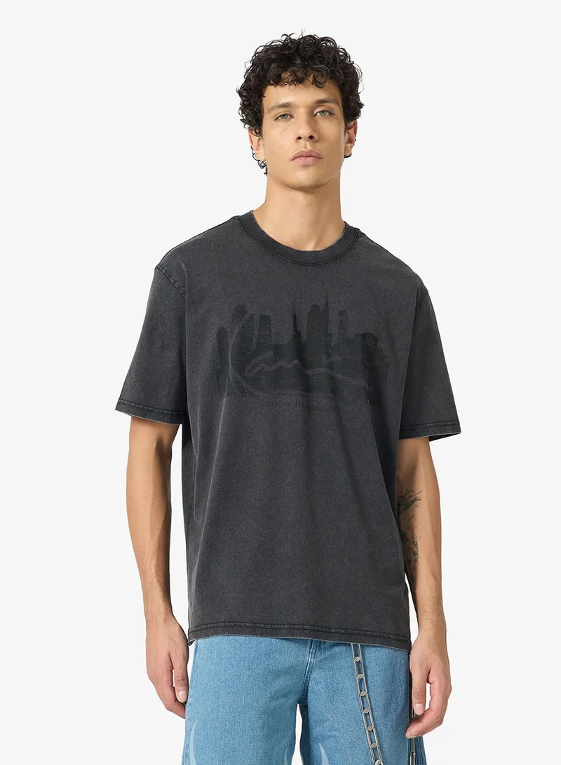 كارل كاني تيشيرت بوكسي بتصميم خط سماء مميز مغسول