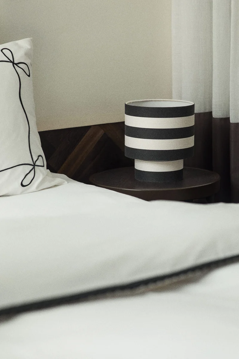 اتش اند ام مصباح طاولة مغطى بنسيج منقوش