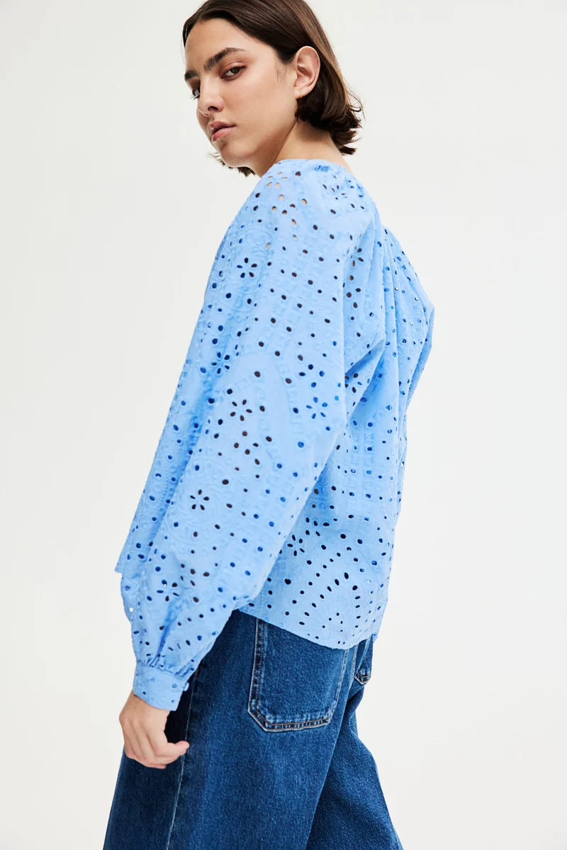 اتش اند ام بلوزة بتطريزات مفتوحة