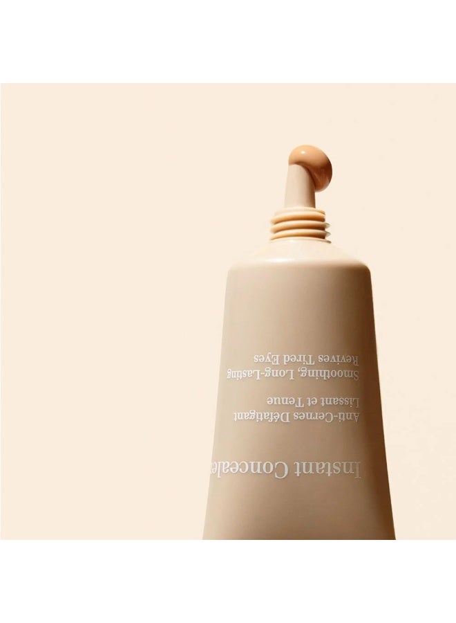 Clarins Instant Concealer in shade 00 (Porcelain/Light). - Image 2