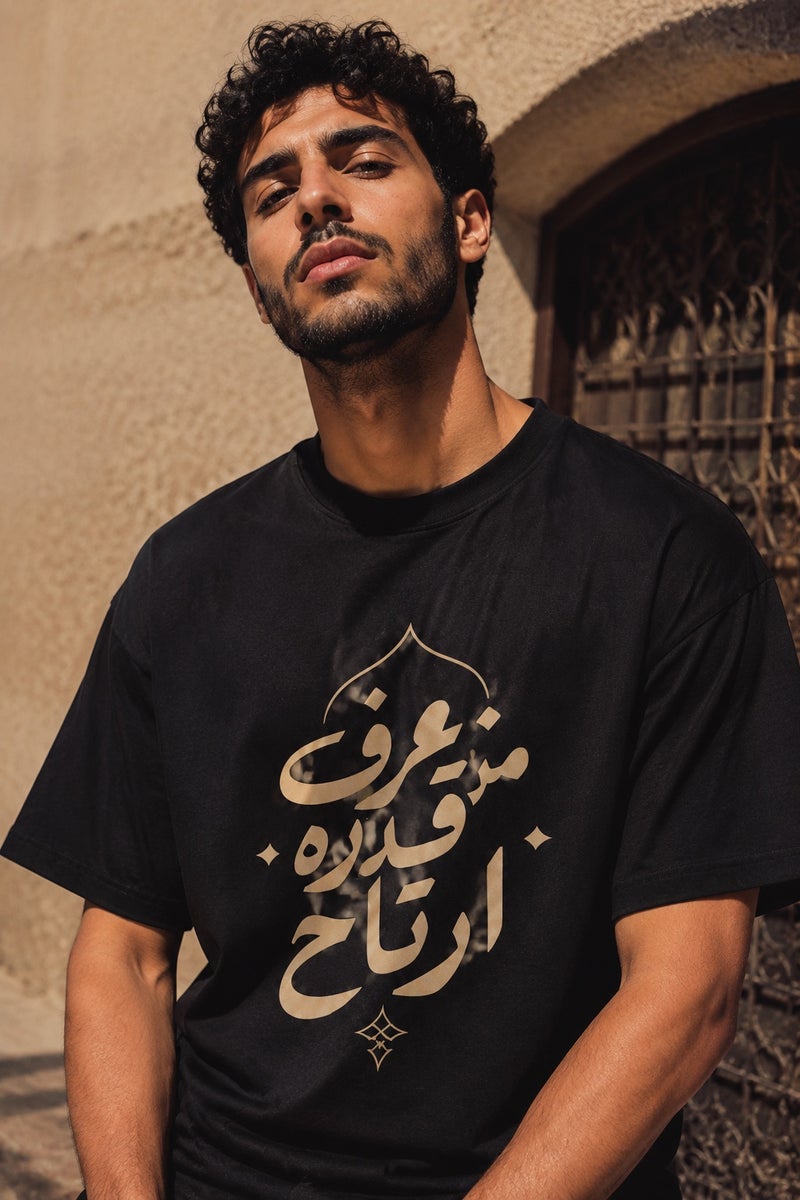 تي شيرت رجالي أسود بطبعة خط عربي أنيق تصميم عصري بأكمام قصيرة وياقة دائرية - Image 1