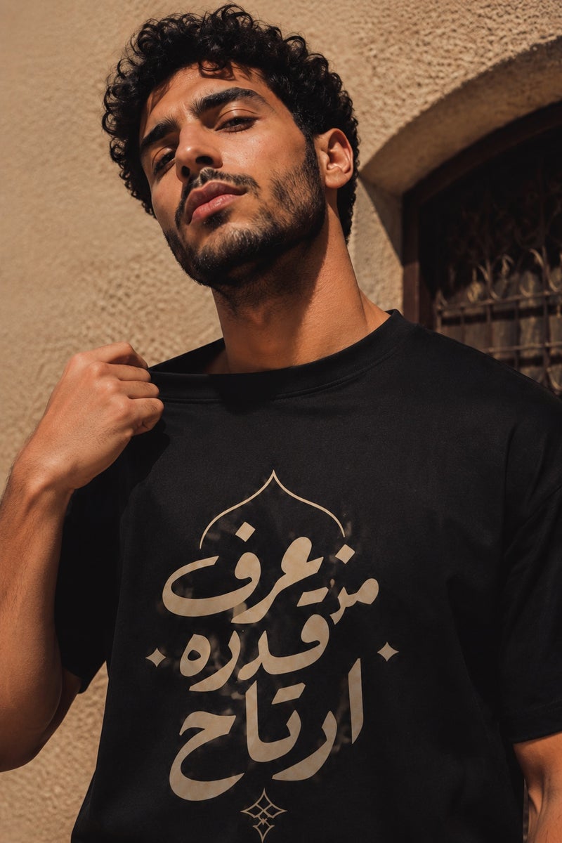 تي شيرت رجالي أسود بطبعة خط عربي أنيق تصميم عصري بأكمام قصيرة وياقة دائرية - Image 5
