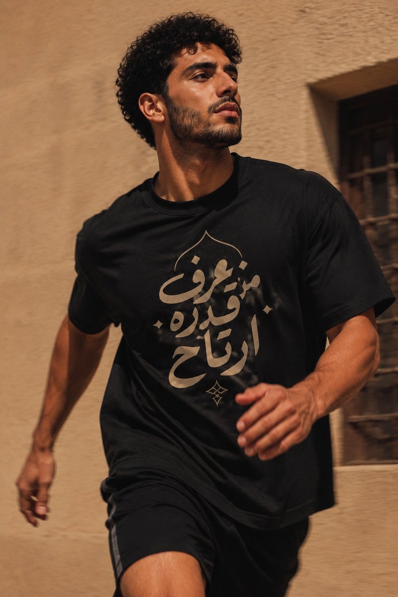 تي شيرت رجالي أسود بطبعة خط عربي أنيق تصميم عصري بأكمام قصيرة وياقة دائرية - Image 3