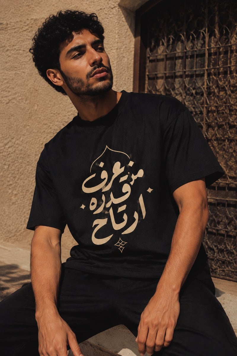 تي شيرت رجالي أسود بطبعة خط عربي أنيق تصميم عصري بأكمام قصيرة وياقة دائرية - Image 4