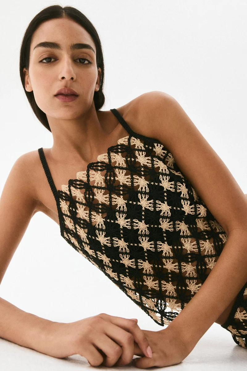 اتش اند ام بلوزة بحمالات بتصميم يشبه الكروشيه