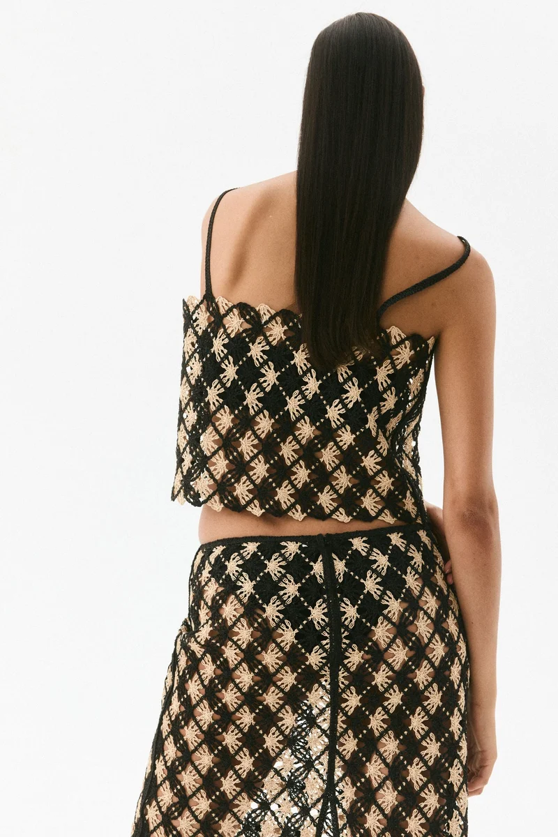 اتش اند ام بلوزة بحمالات بتصميم يشبه الكروشيه