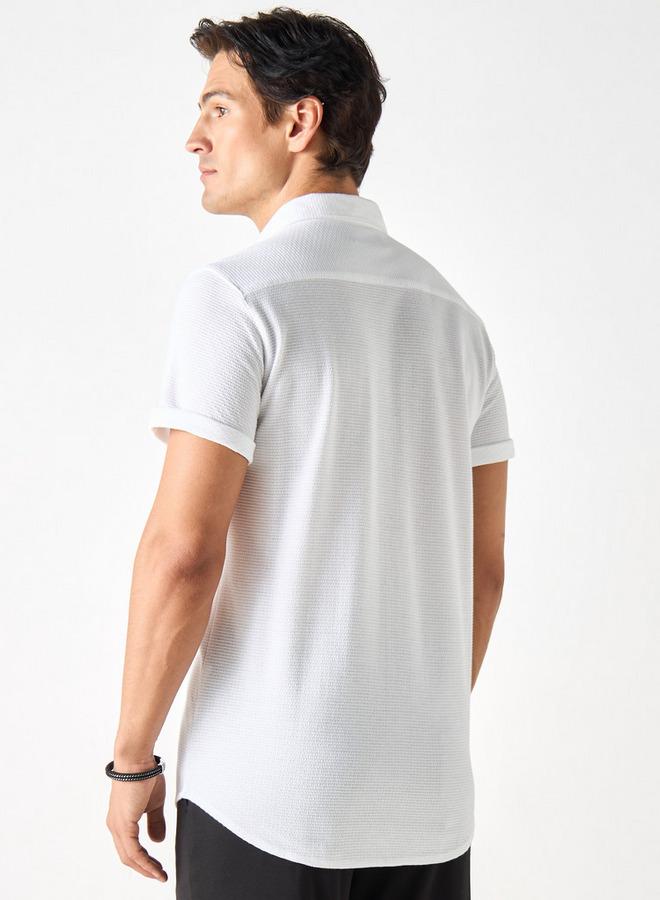 ايكونيك قميص بارز الملمس بياقة عريضة وأكمام قصيرة من آيكونيك - Image 3