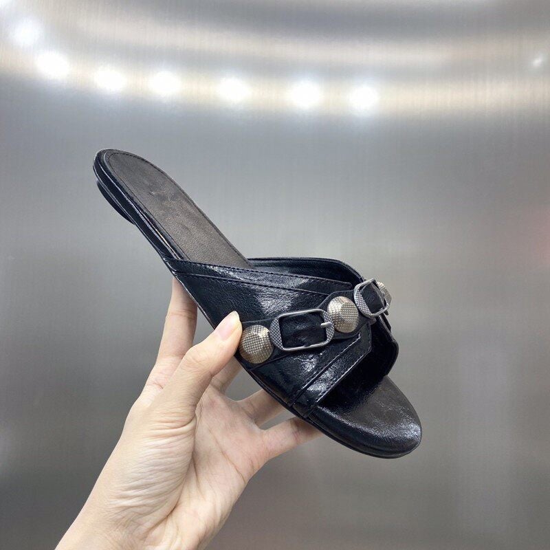 2026 Summer New Retro Black Studded Buckle Women's Outdoor Casual Versatile Flat One-Strap Sandals