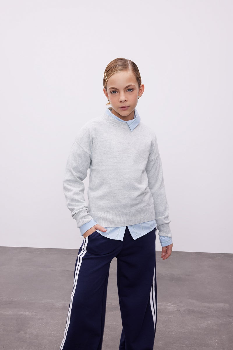 ديفاكتو بلوفر تريكو بيزك بناتي قصة عادية برقبة مستديرة ميلانج رمادي فاتح - Image 1