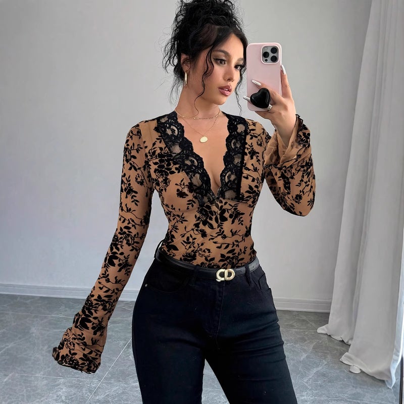 تيشيرت نسائي بياقة V مع دانتيل شبكي وأكمام واسعة - Image 2