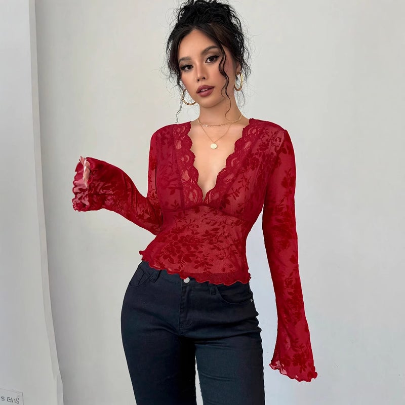 تيشيرت نسائي بياقة V مع دانتيل شبكي وأكمام واسعة - Image 1