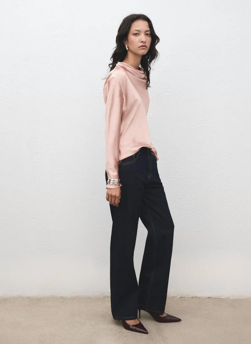 مانجو بلوزة ساتان بياقة ملتفة