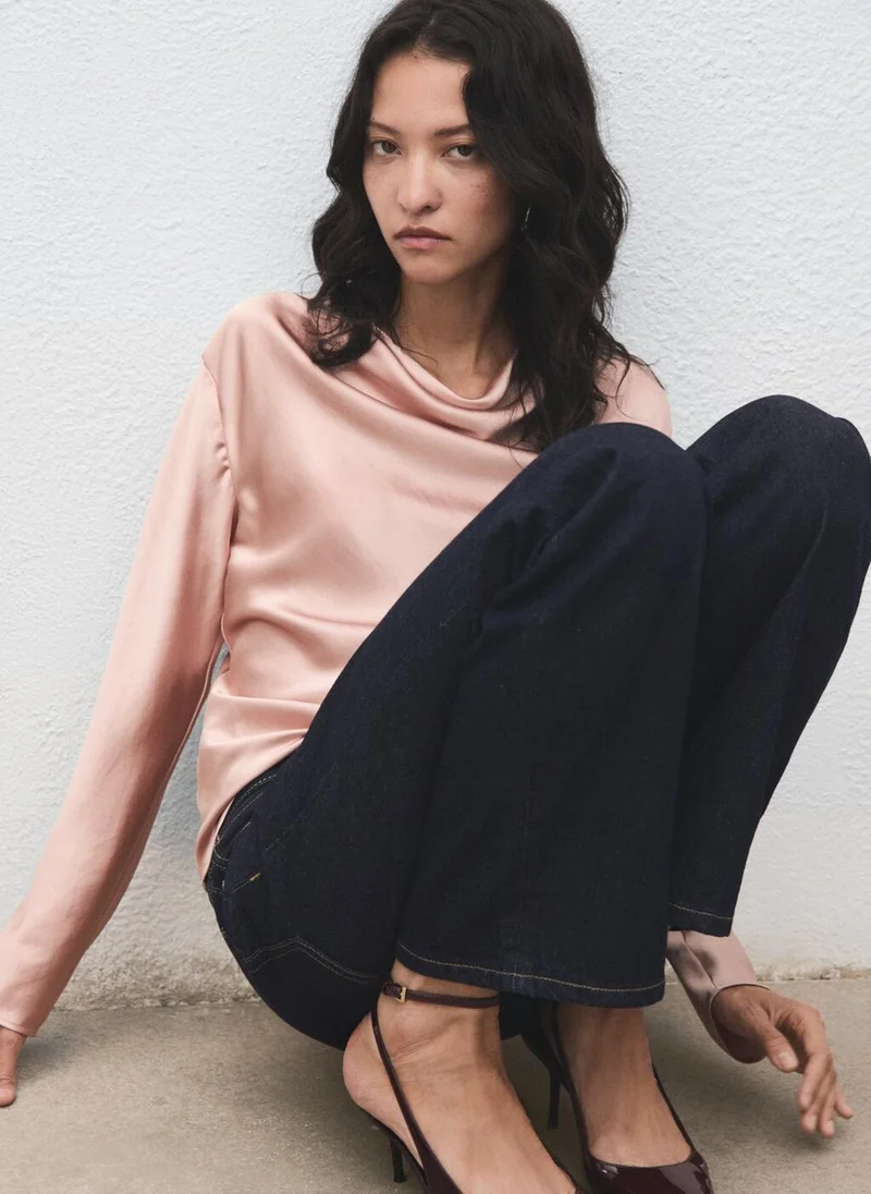 مانجو بلوزة ساتان بياقة ملتفة