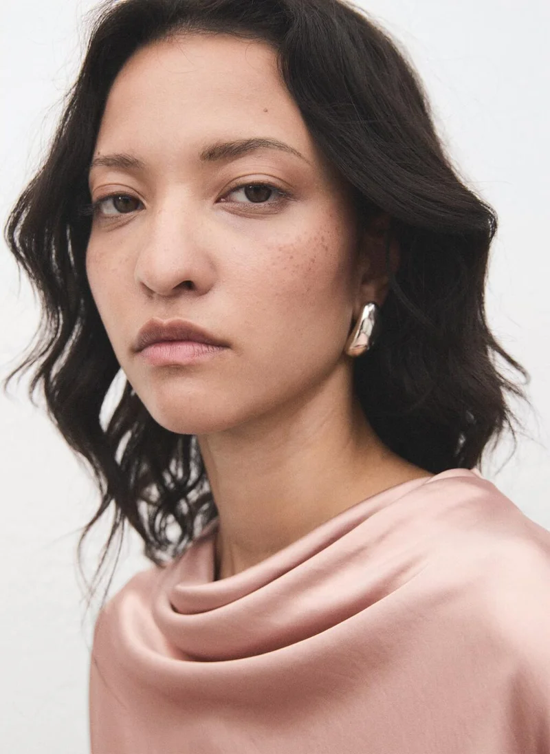 مانجو بلوزة ساتان بياقة ملتفة