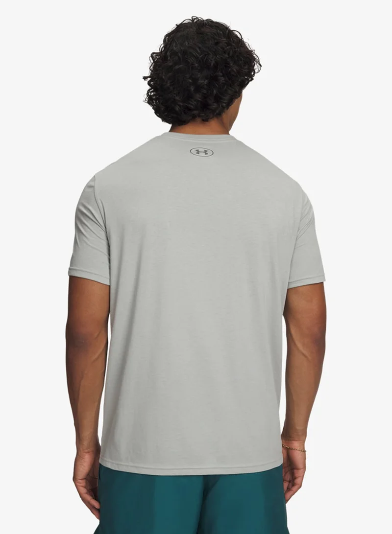 اندر ارمر تيشيرت رياضي بشعار على الصدر الأيسر