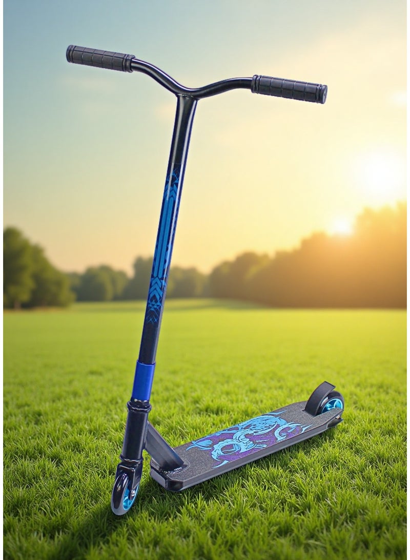 إيزي فيتشور سكوتر حركات بهلوانية بعجلتين من إيزي فيوتشر - سكوتر حركات بهلوانية احترافي بسطح من الألومنيوم وشريط تثبيت، وعجلات معدنية 110 مم، ومقود عريض على شكل حرف T، وفرامل فولاذية، وحركات بهلوانية خفيفة الوزن بزاوية 360 درجة للمبتدئين والمتوسطين - Image 1