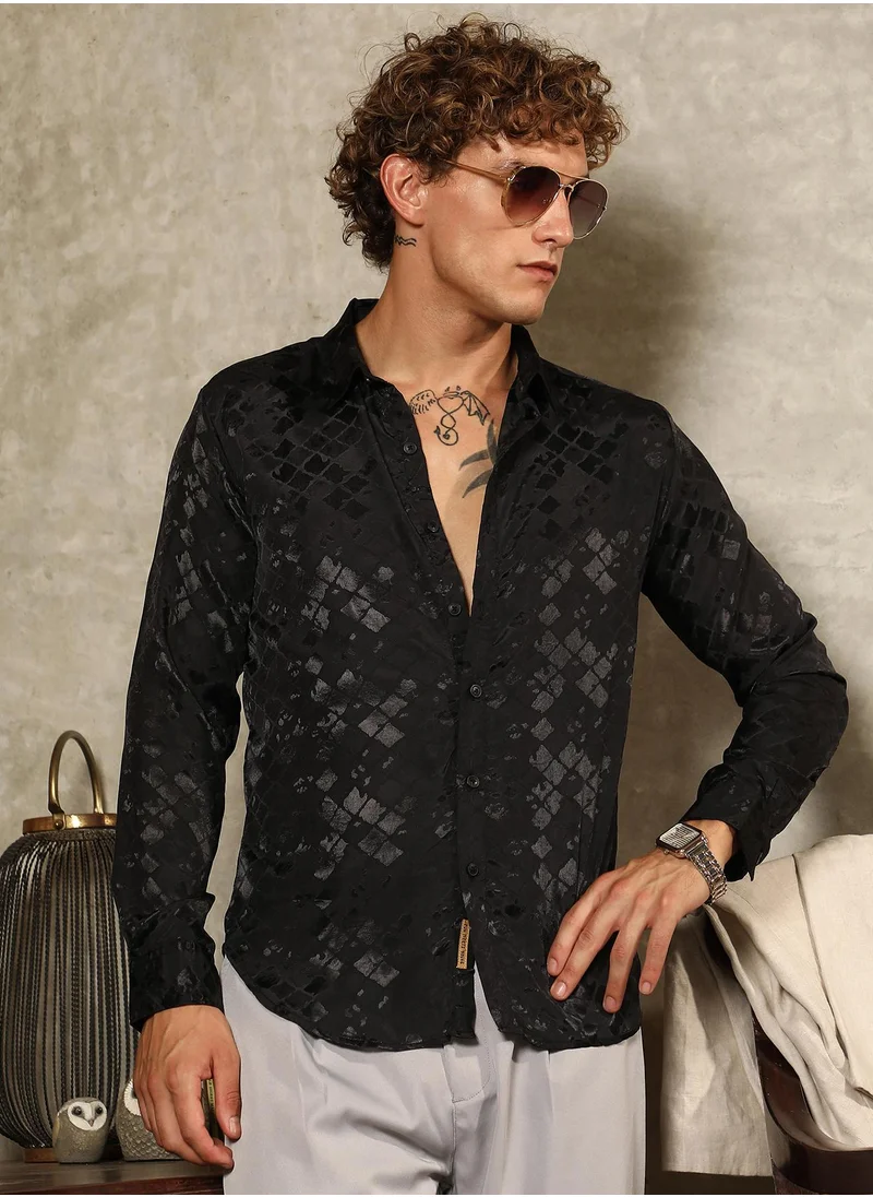 كامبوس سوترا Campus Sutra Men's Onyx Black Noir-Cubic Textured Shirt For Casual Wear | Spread Collar | Long Cuffed Sleeves | Button Closure | Shirt Crafted With Comfort Fit For Everyday Wear