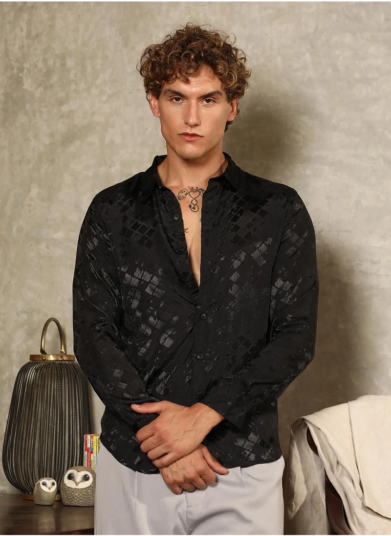 كامبوس سوترا Campus Sutra Men's Onyx Black Noir-Cubic Textured Shirt For Casual Wear | Spread Collar | Long Cuffed Sleeves | Button Closure | Shirt Crafted With Comfort Fit For Everyday Wear
