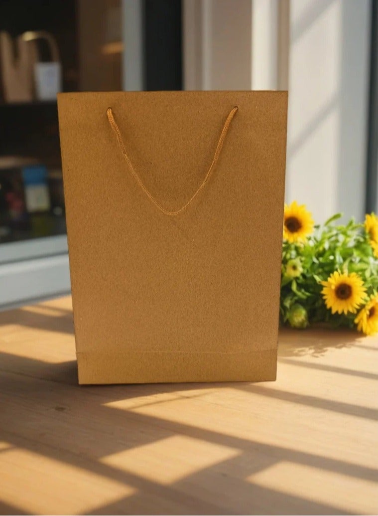 كيس ورق، كيس ورقي واحد، كيس هدايا متوسط الحجم و متعدد الاستخدامات، كيس بني اللون مناسب للاستخدام في عدة مناسبات مثل الدراسة و العمل و التسوق 33x24 سم. - Image 5