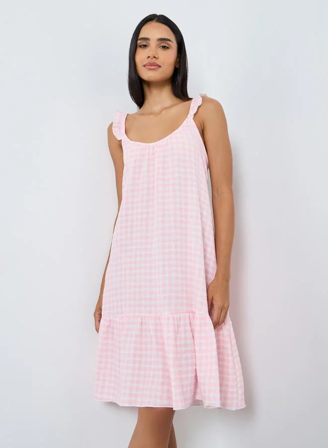 ستايلي فستان نوم بطبعة جرافيك وتفاصيل كشكش