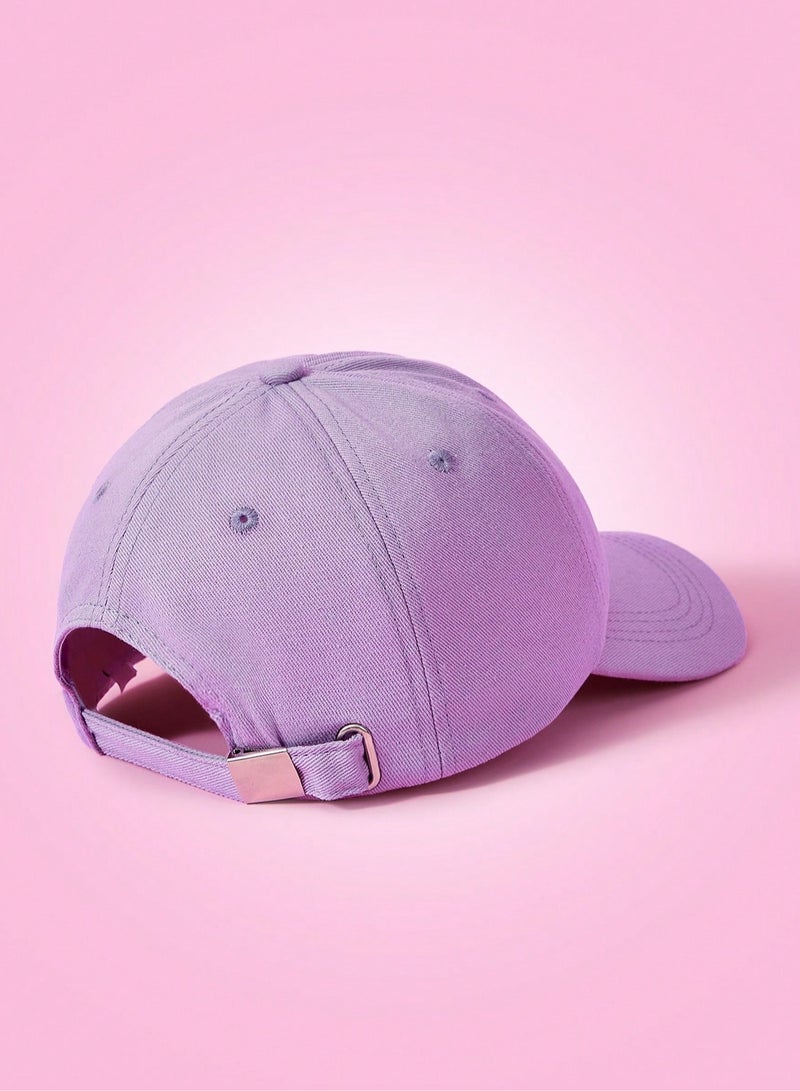 قبعة فتيات القوه باللون البنفسجي مزودة بحزام خلفي قابل للتعديل ليناسب مختلف المقاسات مناسبه لرحلات الصيف والمسابح والشاطئ - Image 4