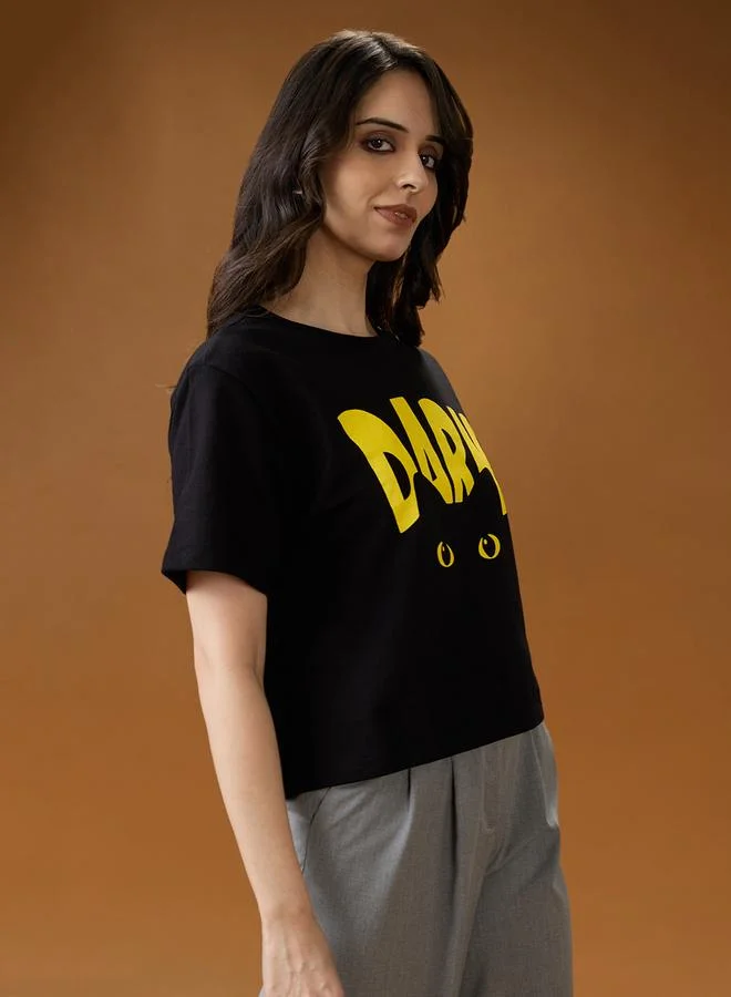 جلو باص بلوزة واسعة بقصة بوكسي وياقة دائرية بطبعة جرافيك