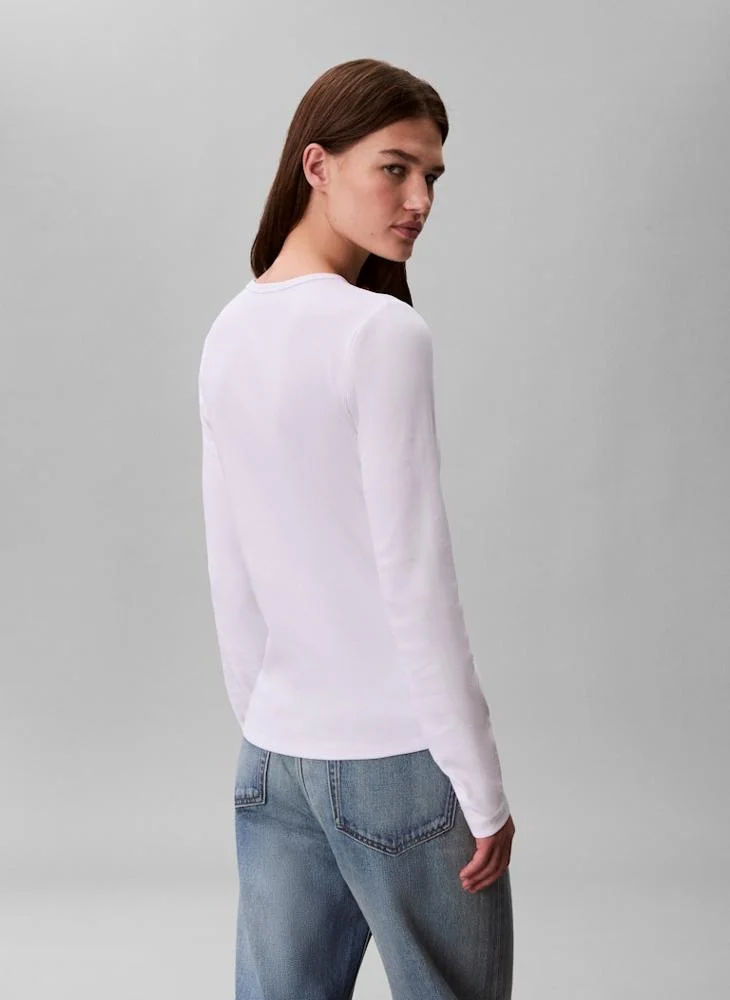 كالفن كلاين جينز تي شيرت بياقة دائرية وشعار