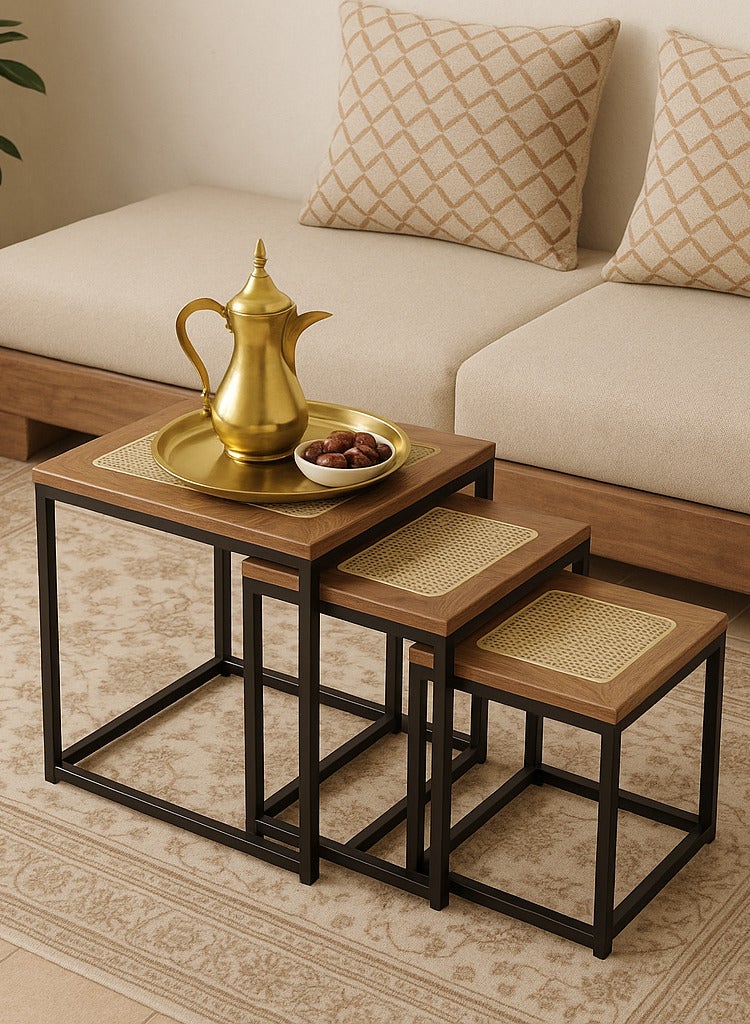 شي ون طقم طاولات مربعة من SHEE ONE بتصميم خشبي فاخر ولمسة قشّ طبيعية | طاولة جانبية أنيقة للزوايا والصالات | طاولة خدمة مثالية للمجالس | طاولة ضيافة عملية بتصميم متداخل لتوفير المساحة | طاولة ديكور عصرية بإطار معدني متين | الأبعاد: 50×45×45 سم، 45×40×40 سم، 40×34×35 سم - Image 1