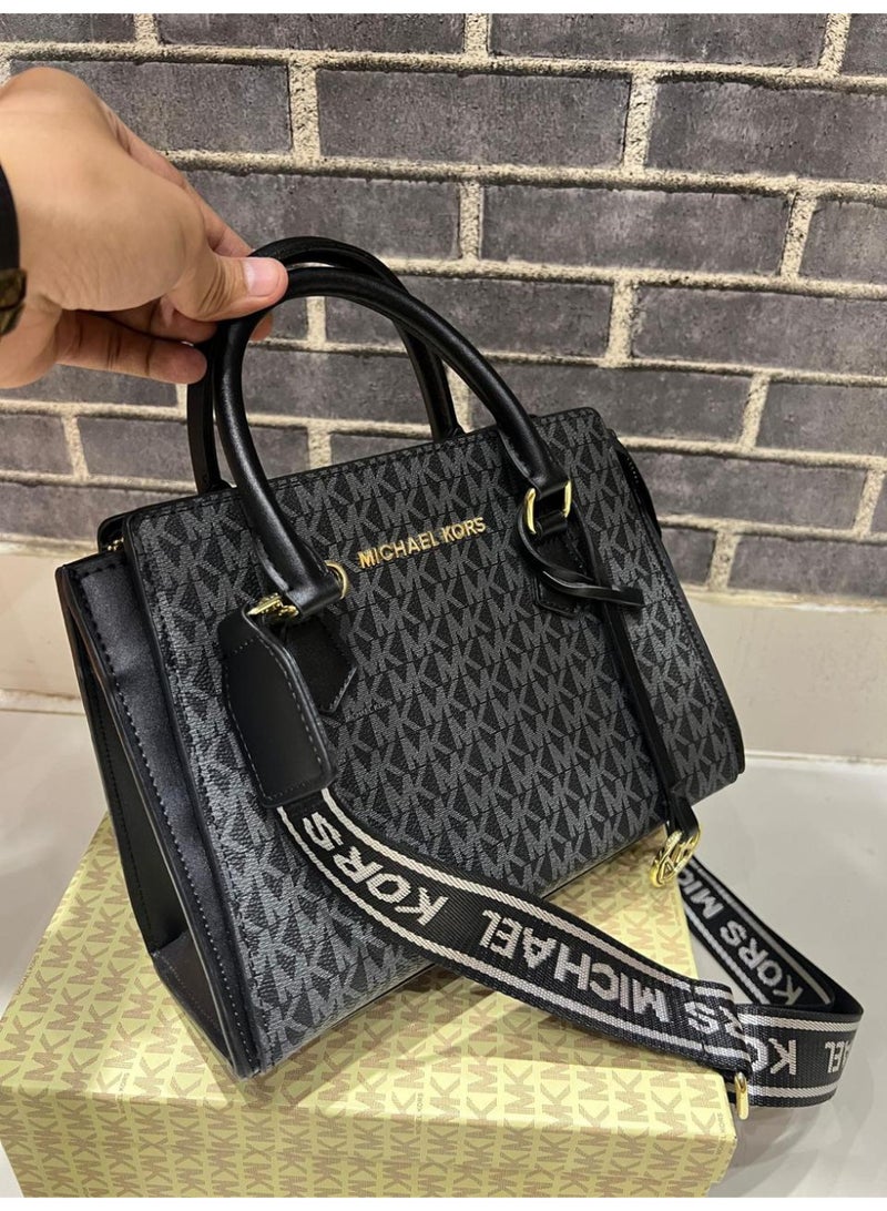 ام كي حقيبة يد أنيقة سوداء بشعار مايكل كورس مع حزام مميز
