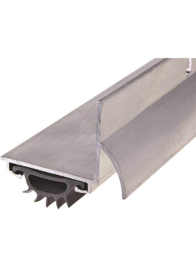 فروست كينج مانع تسرب أسفل الباب شكل L مع غطاء تصريف وحشوة فينيل فضي 1-3/8 × 36 بوصة U36H - Image 1