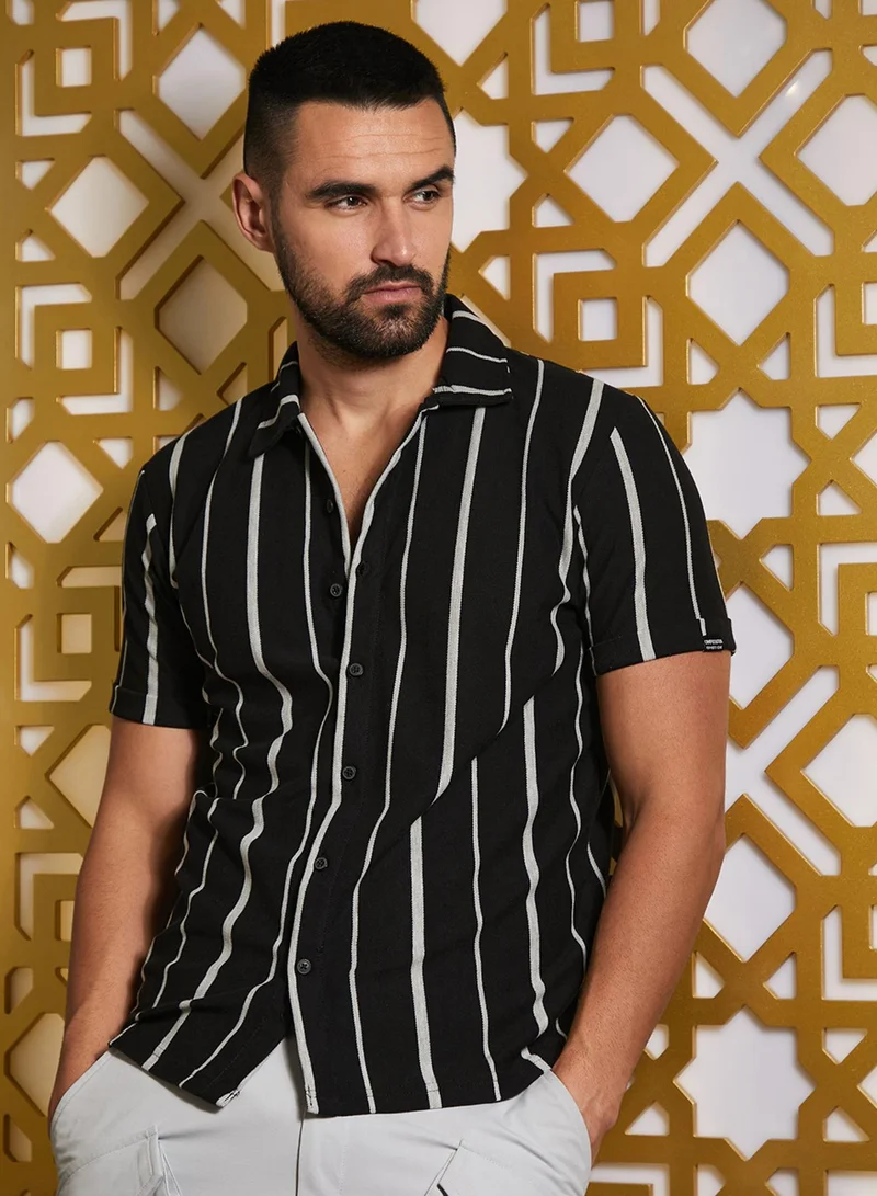 Campus Sutra Campus Sutra Men's Black & White Pencil Striped Shirt For Casual Wear | Spread Collar | Short Sleeve | Button Closure | Cotton Shirt Crafted With Comfort Fit For Everyday Wear