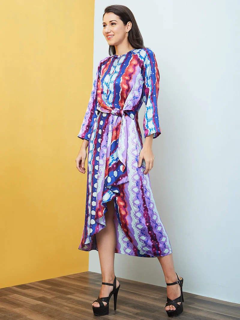 جلو باص فستان ساتان - نسائي بربطة خصر وطبعات تجريدية باللونين الأزرق والبنفسجي وكشكشة