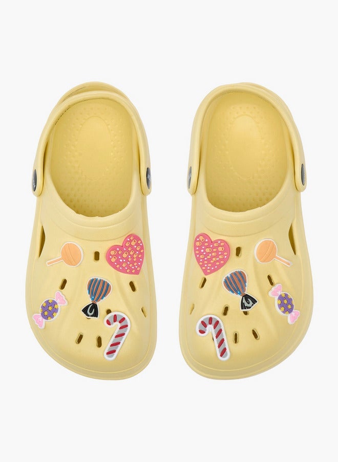 أكوا شباشب بتفاصيل مطرزة وحزام خلفي - Image 3