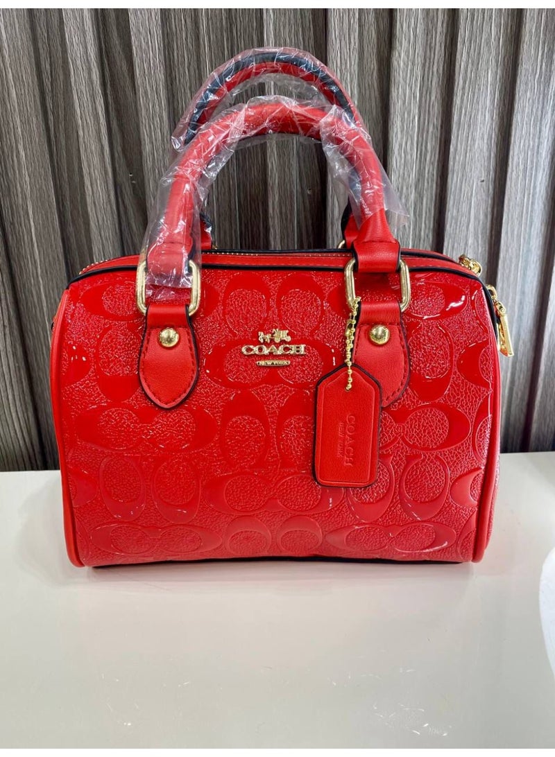 كوتش اوت ليت شنطة يد نسائية جلد فاخر بتصميم عصري – عملية وأنيقة لمختلف المناسبات - Image 1