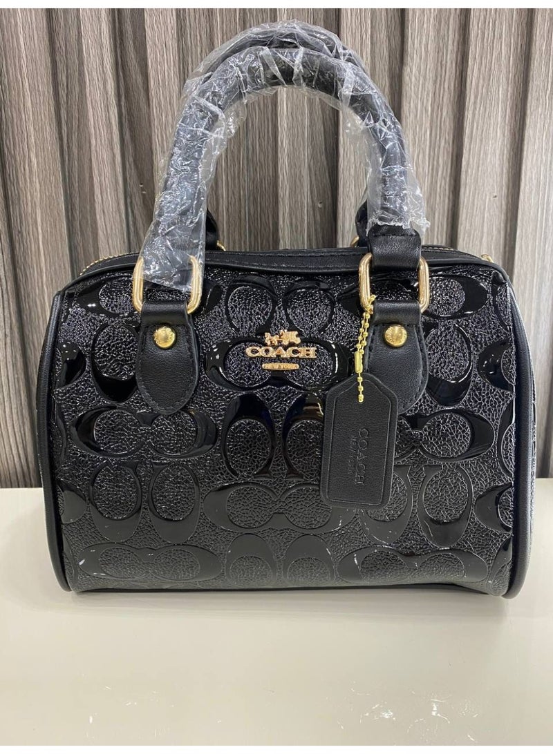 كوتش اوت ليت شنطة يد نسائية جلد فاخر بتصميم عصري – عملية وأنيقة لمختلف المناسبات - Image 2