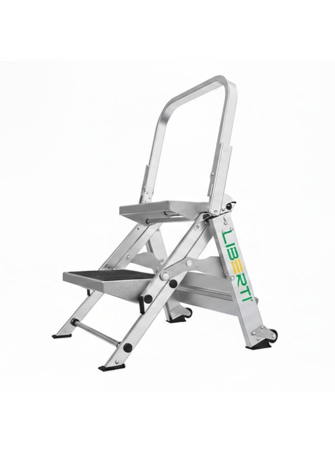 سلم درجات ألومنيوم LIBERTI Safety Step (درجتان) مزود بمقبض يدوي، سعة تحميل 300 رطل (تصنيف ANSI Type IA)، سلم متين شديد التحمل ومضاد للانزلاق، مزود بأقدام مطاطية عريضة - للاستخدام المنزلي.