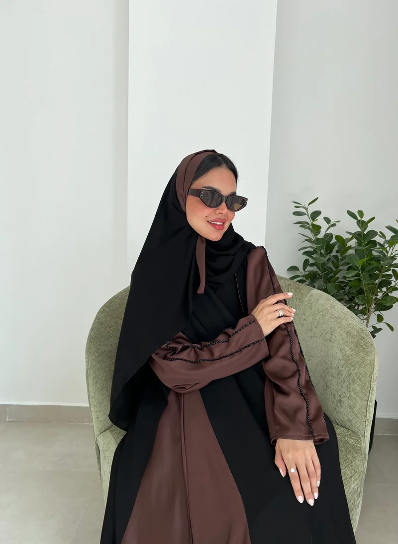 عبايات لوسين عباية سوداء بأكمام وجوانب بني مع شك على الكتف