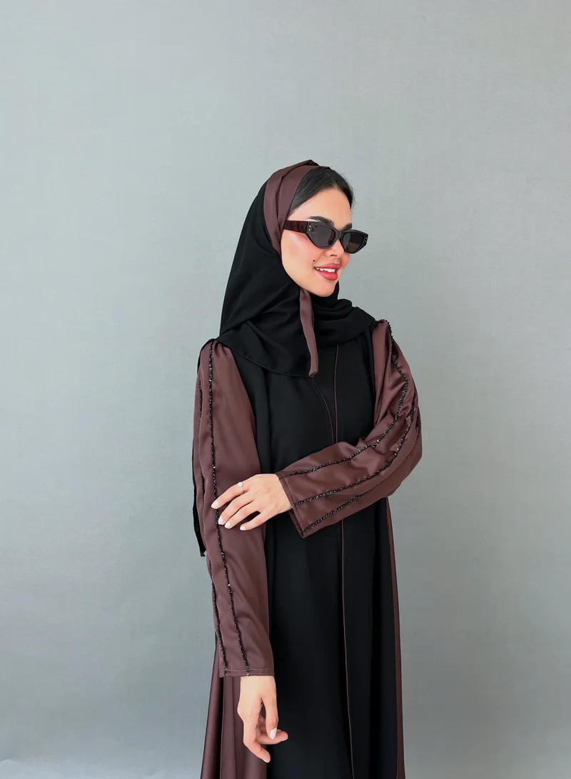 عبايات لوسين عباية سوداء بأكمام وجوانب بني مع شك على الكتف