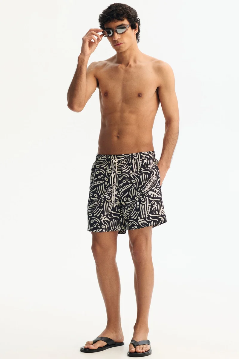 اتش اند ام شورت سباحة مزين بنقوش