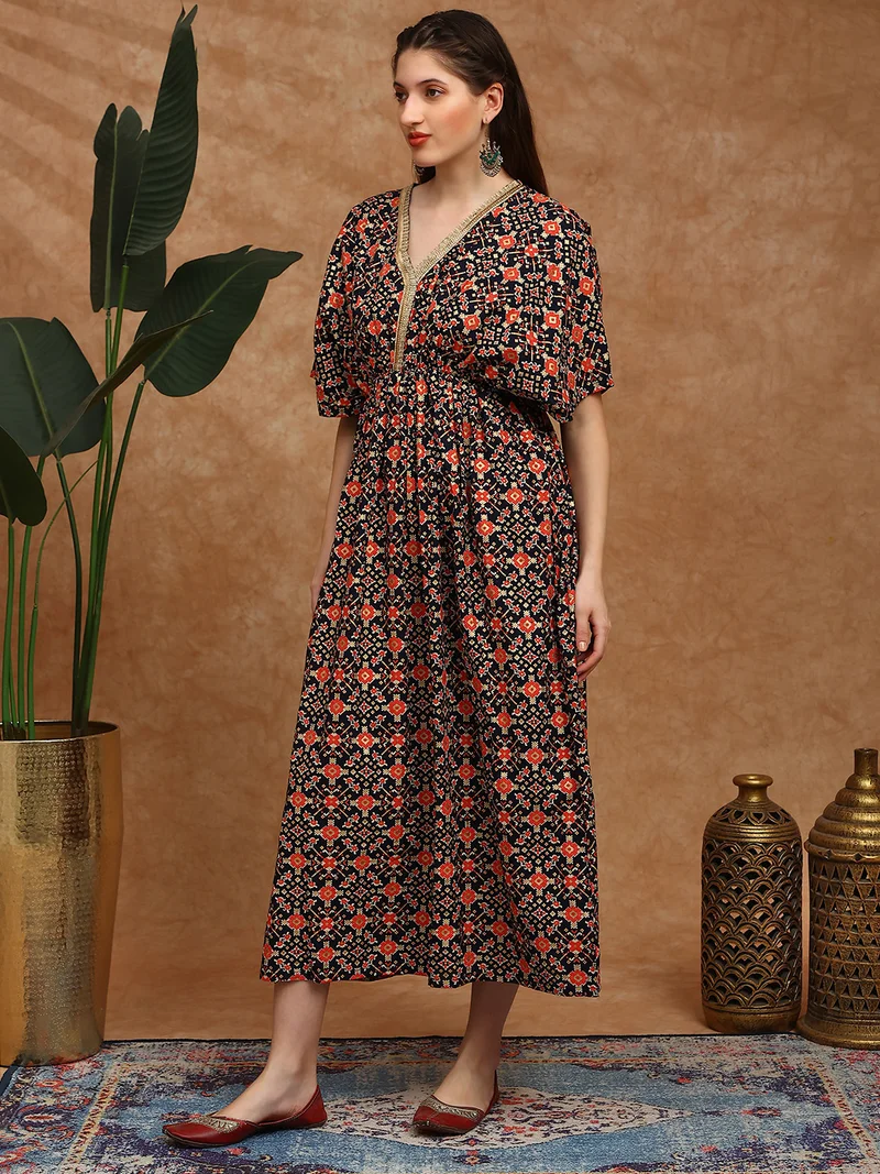 جلو باص فستان نسائي كيمونو أزرق داكن بطبعات عرقية بياقة على شكل حرف  وأكمام واسعة وتفاصيل مجمعة بقصة واسعة لحفلات الأعياد