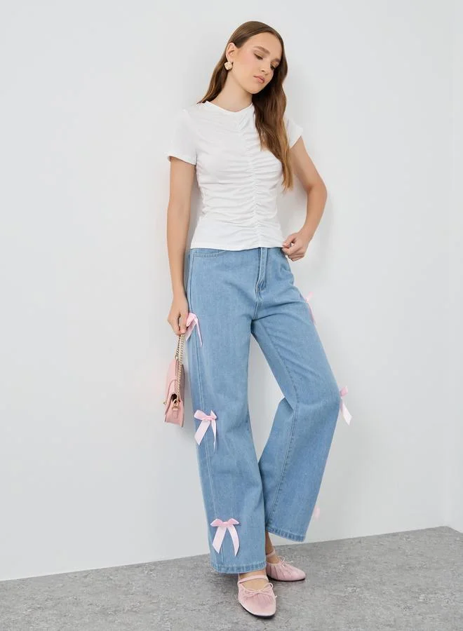 تايك تو تيشيرت قصير بأكمام قصيرة وتفاصيل ثنيات صلبة