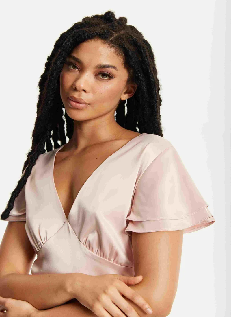 Liquorish فستان ماكسي وردي فاتح بأكمام قصيرة