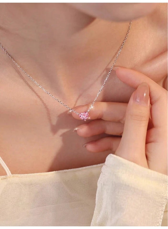 925 ستيرلنغ سيلفر تشارمز سلسال بقلادة فاخرة ناعمة مصنوعة من الفضة الإسترلينية عيار 925 بجودة عالية ودقة شديدة مزينة بكريستالة طبيعية من حجر الزيركون على شكل قلب وردي لتعطي مظهرا رائعا للأميرة التي تستحقها - Image 1