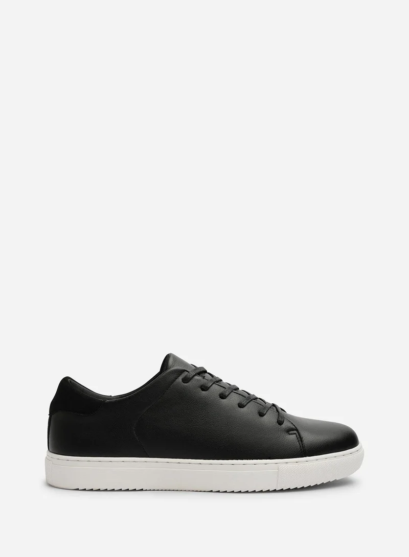ويرز ذات فروم Derek Low Cut Lace Up Trainers